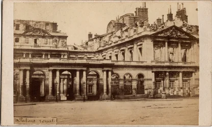 Pariisin kunta (1871): näkymä Palais-Royalista toukokuun 1871 palon jälkeen. Anonyymi valokuvaus. Tulostus pahville Dim. 10x6,9 cm