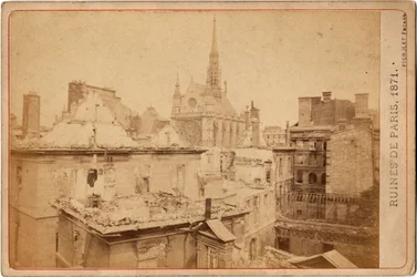 Pariisin kunta: näkymä Palais de Justice -palatsin ja Sainte Chapellen raunioihin Pariisissa toukokuussa 1871. Valokuvaus Pignolet-veljekset. Himmeä. 16,3x10,8 cm
