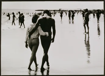 Pariskunta kävelemässä vedessä Coney Islandilla, New York Cityssä, nimetön 46, n. 1953-64 (m/v kuva)