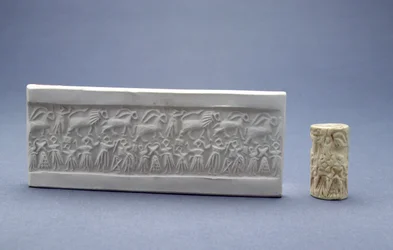 Sylinteritiiviste, kuvassa kipsijäljennös, Mesopotamia, Sumeri (Varhaisdynastia III), n. 2500 eKr. (kivi)