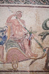 Yksityiskohta Dionysoksen voitosta - Jumalan paluu sotamatkalta Intiaan - Dionysos istuu kahden pantterin vetämissä vaunuissa - Pafoksen mosaiikit, Dionysoksen talo, 2. vuosisadan loppu jKr. - 2. vuosisadan loppu - Kypros - Voitto