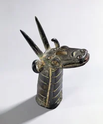 Lohikäärme, Mardukin jumalan symboli, myöhäisassyrialainen aika, noin 800-600 eKr. (pronssi)