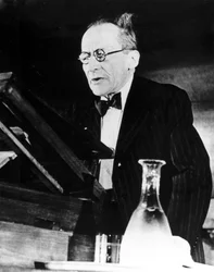 Erwin Schrodinger, itävaltalainen fyysikko, pitää luennon