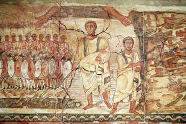 Exodus ja Punaisenmeren ylitys, Doura (Dura) Europosin synagogasta peräisin oleva fresko, 244-245, jota säilytetään Damaskoksen kansallismuseossa. Valokuva otettu New Yorkin juutalaisessa museossa näyttelyn aikana.