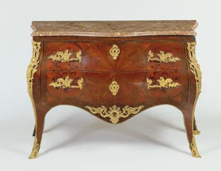 Ranskalainen kiemurteleva lipasto, jossa kullatut pronssiset kiinnikkeet ja marmorinen kansi, n. 1740