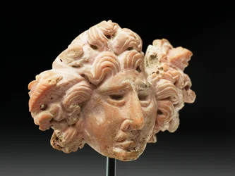 Medusan pää, Baktriasta tai Gandharasta, 2.-1. vuosisadalta eKr. (vaaleanpunainen koralli)