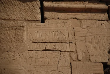 Hieroglyfit kivessä, Karnakissa, Luxorissa, Egyptissä (kuva)