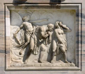 Carlo Maria Giudicin korkea reliefi, joka kuvaa Adam ja Eve Chasse du Paradisea. 1791. Milanon Italian katedraali (kupoli tai duomo).