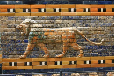 Alunperin Belin temppelille kuulunut Ishtar-portti, jonka kuningas Nebukadnessar II rakensi Babylonissa (Irak) - Ishtar-portti, yksityiskohta, Pergamon-museo, Museosaari, Berliini, Saksa, Eurooppa