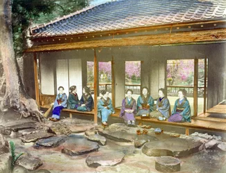 Japani noin vuonna 1890. Japanilaisia naisia puutarhassa. Käsin väritetty valokuva noin 1890.