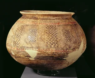 Purkki geometrisella koristeella Halaf-tyyliin, n. 4500 eKr. (terrakotta)