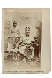 Kuningas herttua kuninkaallisissa vaatteissa perheen kanssa, Old Calabar, Nigeria, n. 1890 (albumiprintti)