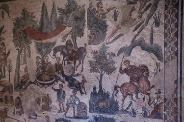 Pieni metsästyssali. Yleiskuva mosaiikista. 3-4 vuosisata. Roomalainen huvila Casalessa, Sisiliassa. Unescon sivusto.