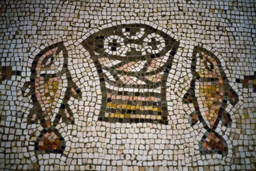 Leivät ja kalat, mosaiikki Leipien ja kalojen lisääntymisen kirkossa, 4. vuosisata, Tabgha, Israel