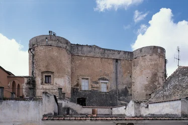 Linnanäkymä alaviistosta, San Nicandro Garganico, Garganon kansallispuisto, Apulia, Italia