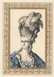 Ranskan kuningas Ludvig XVI:n puoliso Marie Antoinette, jolla on nauhojen ja helmien kruunaama hienostunut kampaus.