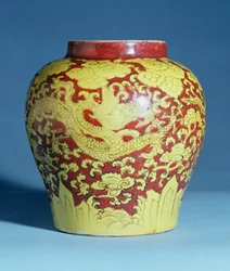 Ming-punainen ja keltainen kaidepurkki (Chia ching -merkki) (1522-66)