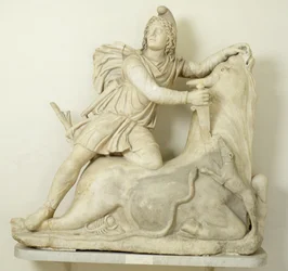 Mithras uhraa härän, marmorireliefi, roomalainen, 2. vuosisata