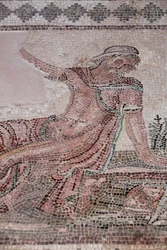 Narkissos katselee heijastustaan vesialtaassa - Pafoksen mosaiikit, Dionysoksen talo - 2. vuosisadan loppu jKr - Kypros - Narkissoksen mietiskely altaan yläpuolella - Pafoksen mosaiikit, Dionysoksen talo - II sciecle ap JC - UNESCO Sivusto, Kypros