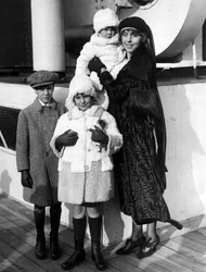New York City (USA), joulukuu 1923: Valokuvia SS Parisista, rouva Guinevere Sinclair Gouldista (rahoittaja George J. Gould I:n leski) ja hänen kolmesta lapsestaan (George J. Gould Jr, Jane S. Gould ja Guinevere S. Gould) Eurooppaan saapuessaan. Rouva Guine