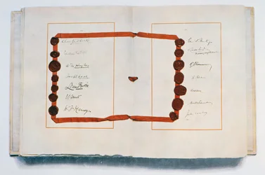 Versaillesin sopimuksen sivu allekirjoittajien kanssa, 28. kesäkuuta 1919 (muste paperilla)