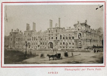 Paris Commune (1871): näkymä Hotel de Villesta Pariisissa sen tulipalon jälkeen toukokuussa 1871. Valokuva Pierre Pepetitista. Tulostus kartongille, himmennys. 9x5,4 cm