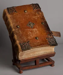 Seurakunnan museo. Missal latinaksi. Suljettu. Kaiverrukset Joachim Ballesterilta. Paperia ja nahkaa. 1700-luvulla.