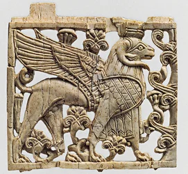 Kiltti, joka kuvaa pässiä, jolla on sfinksi, Nimrud, Mesopotamia, 9.-8. vuosisadalla eaa.