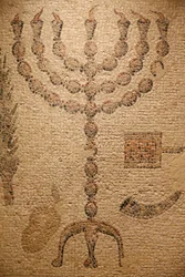 Osa synagogan mosaiikkilattiasta (kopio) - alkuperäinen : Beth Alpha Synagogue, Israel - 6. vuosisata jKr - Menorah - Juutalainen museo New York, New York, Yhdysvallat