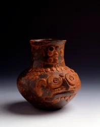 Esikolumbiaaninen taide, mayakulttuuri, varhainen jälkiklassinen kausi: Tlaloc-jumalaa esittävä saviruukku. Asunción Mitasta, Jutiapasta, Guatemalasta. Mitat: k. 14 x halk. 7,6 cm. Guatemala, Kansallinen arkeologian ja etnologian museo