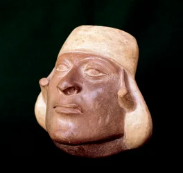 Esikolumbialainen taide, Mochica-sivilisaatio: miehen päätä edustava terrakottamaljakko - 200 eaa.-700 jKr - Lima, Kansallinen antropologian ja arkeologian museo, Peru - esikolumbialainen taide, Moche-sivilisaatio