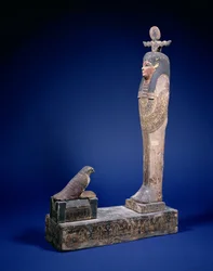 Ptah-Soker-Osiris-hahmo seisoo laatikkojalustalla sarkofagia päin ja Horus-haukka, hautausesine, egyptiläinen, Ptolemaios-kausi, n. 200 eaa (monivärinen puu)