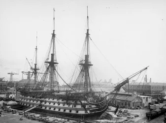 Sotaa edeltävän takilan uudelleenasennus HMS Victoryssa, Portsmouth Harborissa