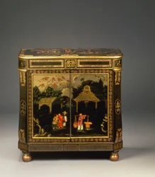 Regency-tyylinen mustaksi japanoitu, maalatusta pellistä valmistettu sivukaappi, jonka etuoviin on maalattu kauppiaita maisemassa, harvinainen, noin 1815