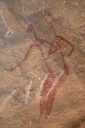 Kalliotaide, esihistoria: Kalliomaalaus kahdesta pitkäviivahahmosta koristeellisessa suojissa Uweinat-vuorilla, Sudanissa. Ajanjakso 8000-3000 vuotta eKr. Valokuvaus