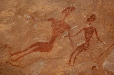Kalliotaide, esihistoria: Yksityiskohta kalliomaalauksesta, jossa on kaksi hahmoa koristeellisessa suojissa Uweinatin vuoristossa, Egyptissä. (Ajanjakso 8000-3000 vuotta eKr.). Valokuvaus