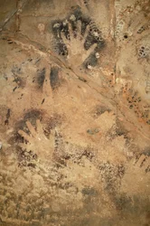 Kalliotaide, esihistoria: Negatiiviset kädet Ouadi el Obeydin luolassa Valkoisessa autiomaassa Egyptissä. Ajanjakso 8000-3000 vuotta eKr. Valokuvaus