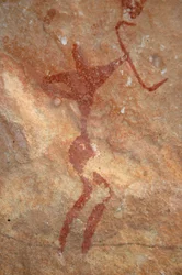 Kalliotaide, Esihistoria: Hahmon (jousiampujan) maalaus koristeellisessa suojissa Uweinatin vuoristossa, Sudanissa (Karkur-Talh tai Karkur Talh). Ajanjakso 8000-3000 vuotta eKr. Valokuvaus