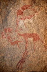 Kalliotaide, esihistoria: Kalliomaalaus hahmoista, karjasta ja "guerbaista" (nahoista) koristeellisessa suojissa Uweinatin massiivilla Sudanissa. Ajanjakso 8000-3000 vuotta eaa. Valokuvaus