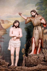 Pyhän Franciscuksen kirkko. Johannes Kastajan Kristuksen kaste Jordan-joen vedessä. Evora. Portugali.