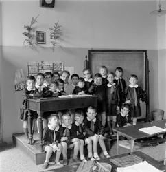 Venetsian poikien koulu, opiskelijat käyttävät puseroa. 1950-luku