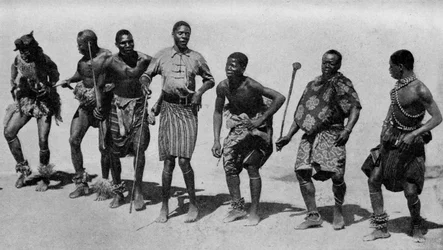 Etelä-Afrikka. Kevytmieliset kaffiripojat hemmottelussa konserttilaulussa ja tanssissa. 1920
