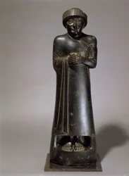 Gudean patsas, Lagashin prinssi, uussumerilainen, Tellohista, muinaisesta Girsusta, noin 2130 eKr. (dioriitti)