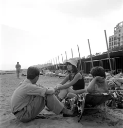 NÄYTTÄJÄ ELSA MARTINELLI VENETSIAN LIDO RANNALLA - 1964