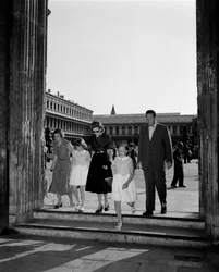 YRITYSMIES HENRY FORD II PERHEESEEN VENETSIAN PYHÄN MARKKIN AUKILLA (San Marco Square) - 1951