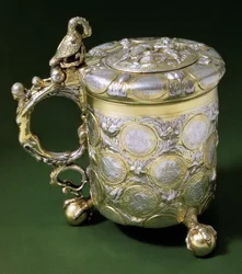 Tankard- tai Munzhumpen-setti, jossa on saksilaisia "taaleri"-kolikoita (vuodelta 1547-1602), jonka teki Daniel Dankmeyer Mittausta, Balkanin osavaltiot, n. 1705 (kullattu paketti)