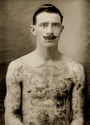 Tatuoitu brittiläinen merimies vuosien 1914-18 suuren sodan aikana (edestä)