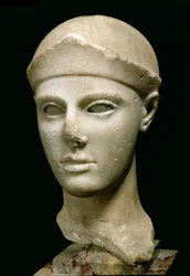 Aiginalainen Athena, kypärä yllään, patsaan pää, kreikkalainen, Aeginetan, n. 460 eKr. (marmori)