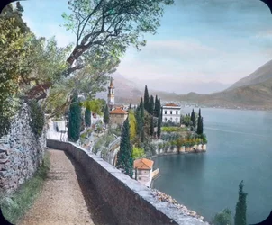 Varennan kunta Comojärven rannalla Pohjois-Italiassa