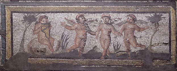 Kolme tanssivaa puttia ja yksi soittamassa pannupilliä, vuodenaikoja kuvaavan mosaiikkipäällysteen reunayksityiskohta ja metsästyskohtaukset Constantinian Villasta Daphnessa, Roomassa, n. 325-330 jKr (marmori, kalkkikivi ja lasimosaiikki)